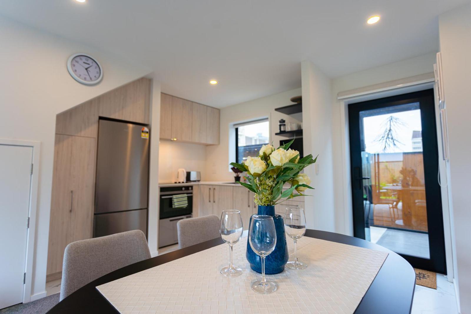 Modern 2 Bedroom Townhouse In Cbd With Parking! Sleeps 5 Christchurch Kültér fotó